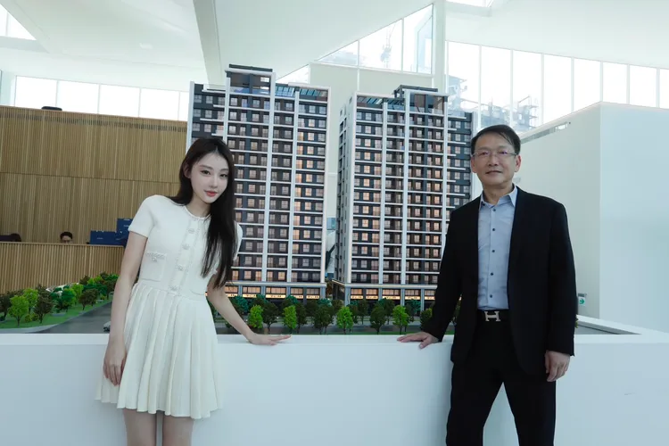 福裕副董事長董上裕(右)指出，區域具備南台灣少見慢生活居住樣態，搭配區段建設多，未來具備許多潛力。葉家銘攝