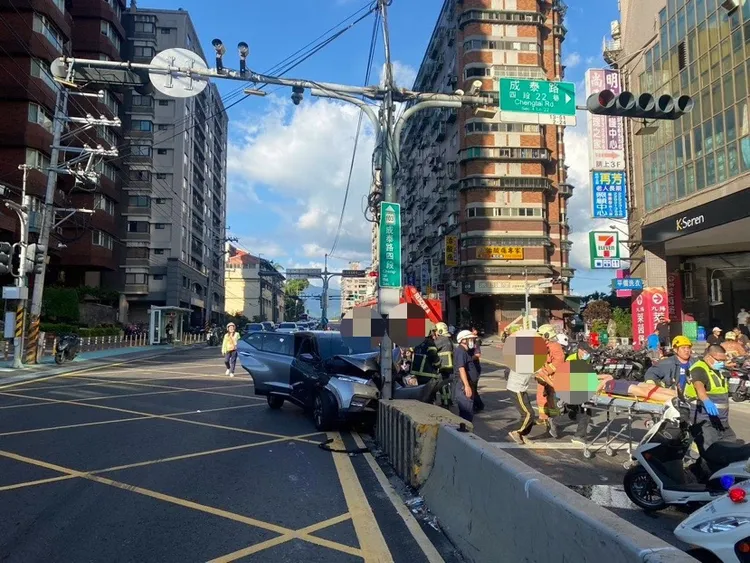 休旅車車頭全毀。警方提供