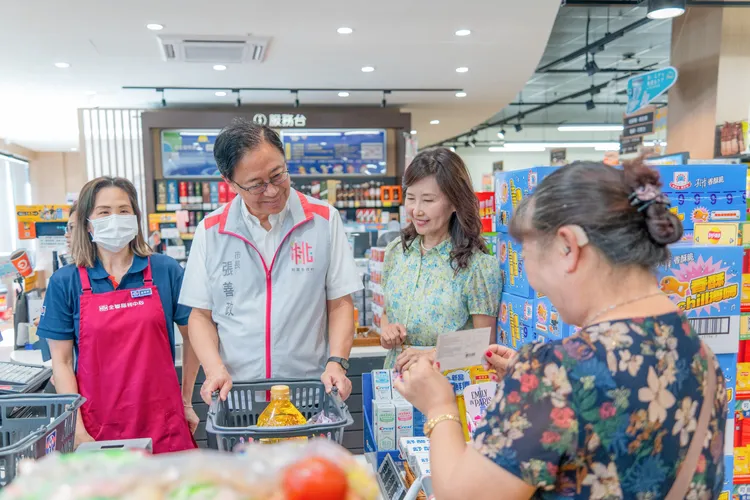 民眾以實物代券採買物資。社會局提供