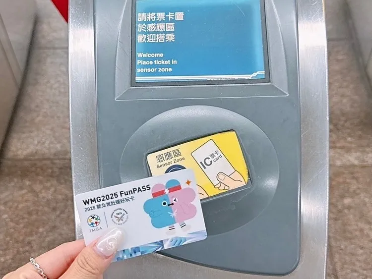 好玩卡加值後可搭乘大眾交通工具，也可進行支付扣款。北市觀傳局提供