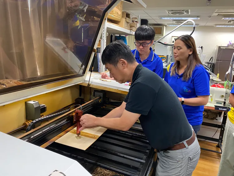 創意商品網路行銷班授課老師郭文軒，透過理論及機器實作的教導，讓學員很快上手。分署提供