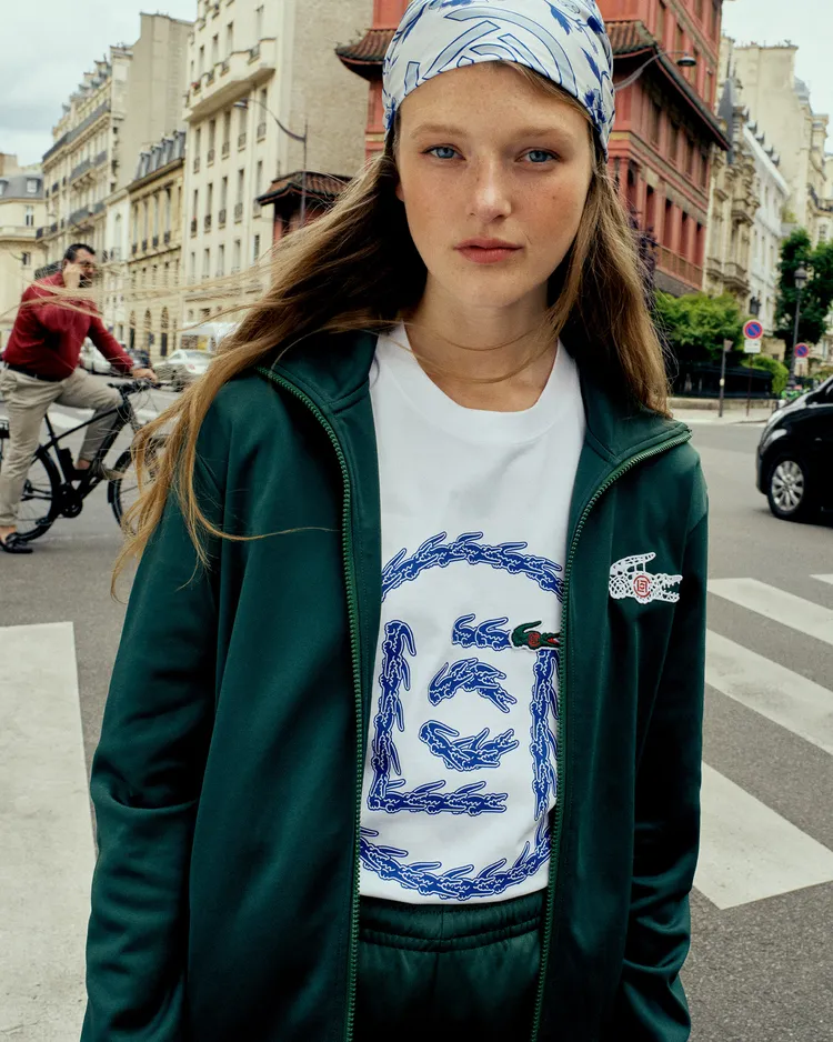 LACOSTE的小鱷魚圖樣被排成CLOT的經典LOGO。品牌提供