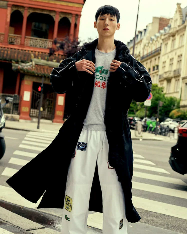 將LACOSTE經典的網球傳承與中華武術風融合。品牌提供