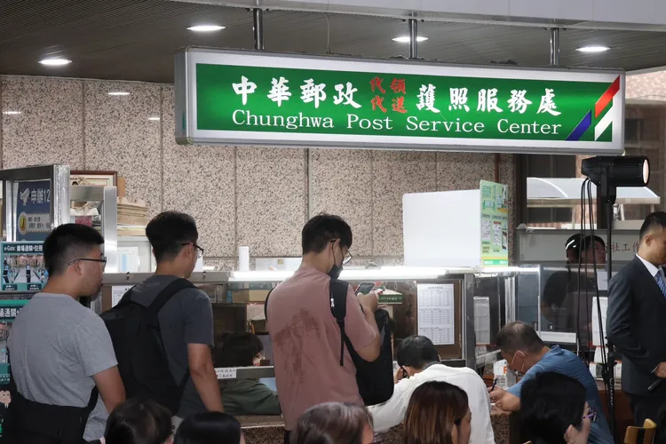 外交部試辦「線上申換護照」，但必須滿足必要條件。記者莊宗達攝