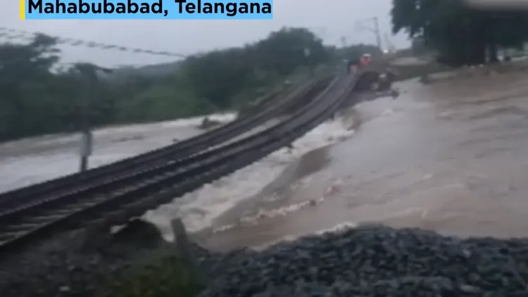 洪水已將鐵路的一處地基沖走，造成火車無法行駛。翻攝自CNBC-TV18