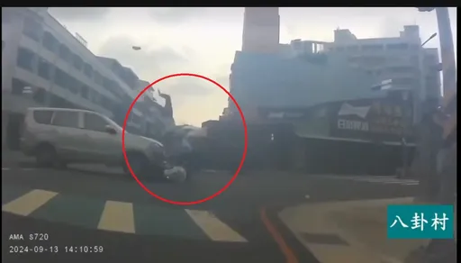 好痛片|18歲雙胞胎姊妹被撞飛重摔倒地 疑剛考到駕照左轉未讓直行車釀禍