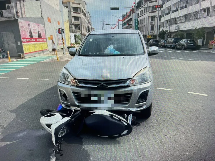 洪姓雙胞胎姊妹的機車卡在轎車底下。民眾提供