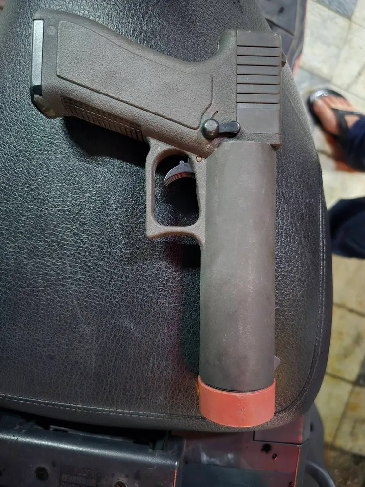 警方昨晚循線找到蔡男，他說自己與員工發生口角，才帶著「防狼噴霧槍」防身。民眾提供