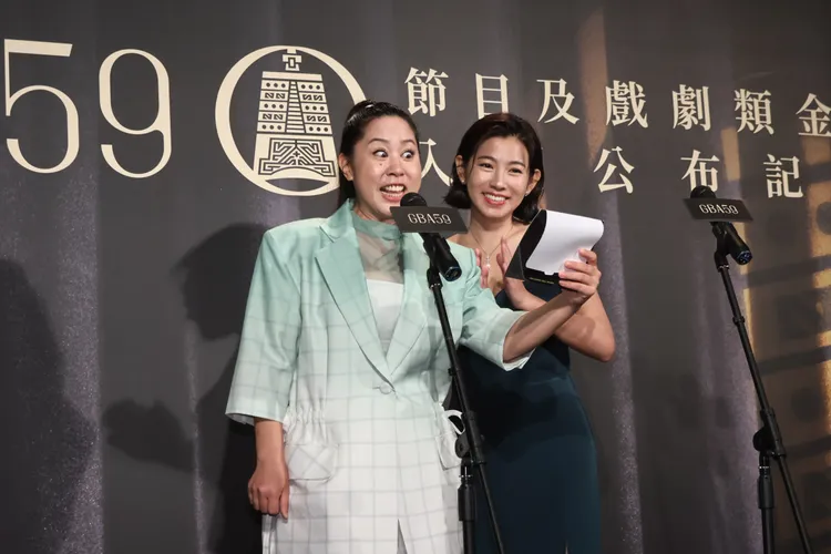 蘇瀅（左）揭獎表情逗趣，右為米可白。攝影中心攝