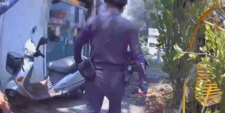 警方到工程行，一時未找到騎士。翻攝畫面