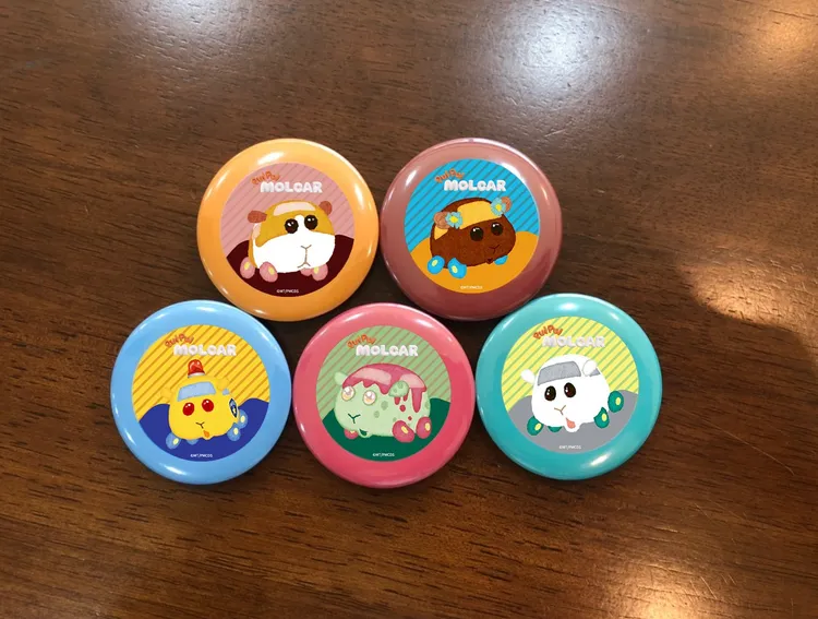  扭蛋贈品-「PUI PUI 天竺鼠車車」徽章。新竹市府提供