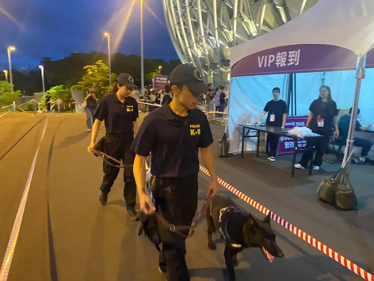 高市警局除了增派警力維持現場與周邊秩序，還出動防爆犬巡邏戒護。交通局提供