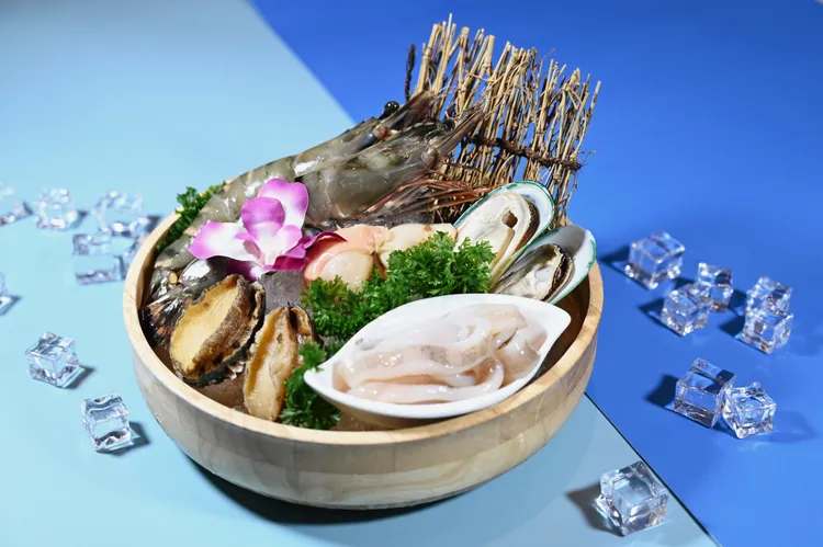 花餐廳「泰火」試營運期間，凡評論打卡，每桌加碼贈價值429元珍味海鮮盤乙份。業者提供