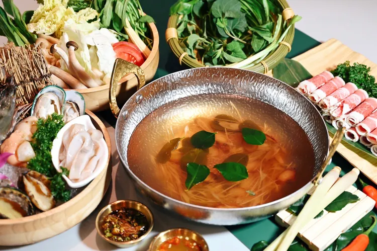 蓮花餐廳泰式火鍋每客429元+10_起，低消每人需另點一份主食，主食每道最低179元起。業者提供