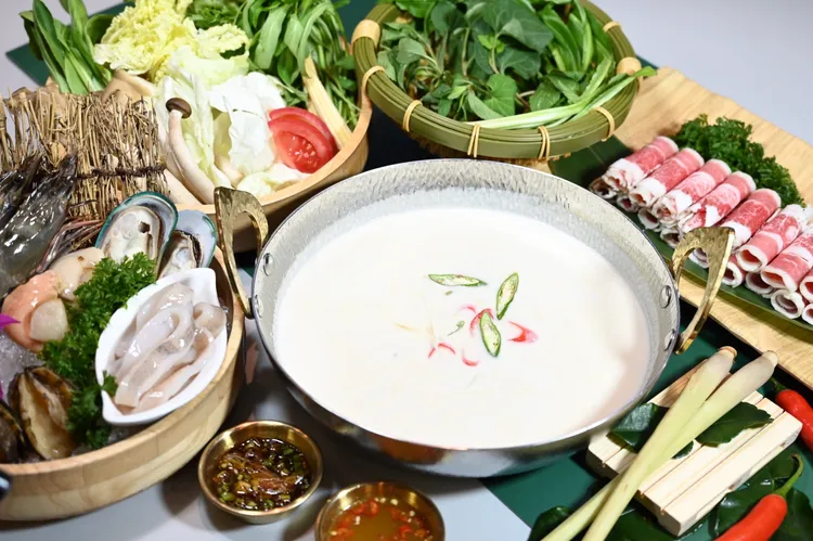 主食嚴選在地食材、山海鮮物，餐檯另供應多達16種品項蔬食自助吧、3種副食與自助霜淇淋機供饕客盡情享用。業者提供