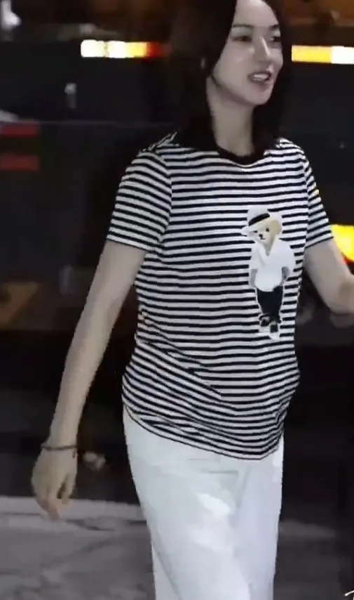 吳謹言日前被拍到小腹凸出。翻攝扒圈小記微博