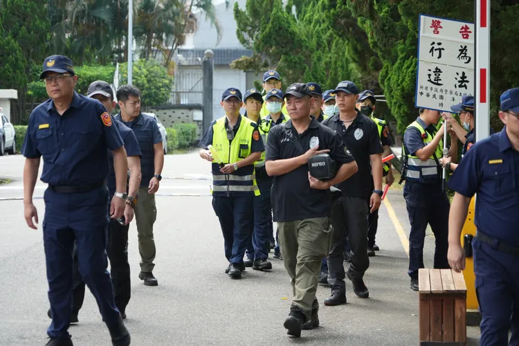 警方舉牌「行為違法」警告。彭欣偉攝