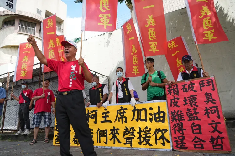 「統一義勇軍」高舉紅色旗幟。彭欣偉攝