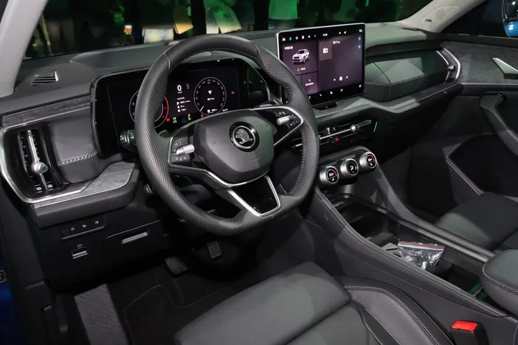 全新第二代Kodiaq配備13吋的懸浮式中控螢幕，此外還推出了全新的智慧旋鈕控制系統（Smart Dials）。林浩昇攝