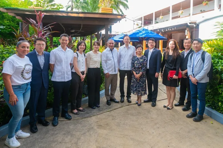 張善政市長一行與貝里斯總理布里仙紐（Johnny Briceño）、中華民國駐貝里斯大使徐儷文合影。市府提供