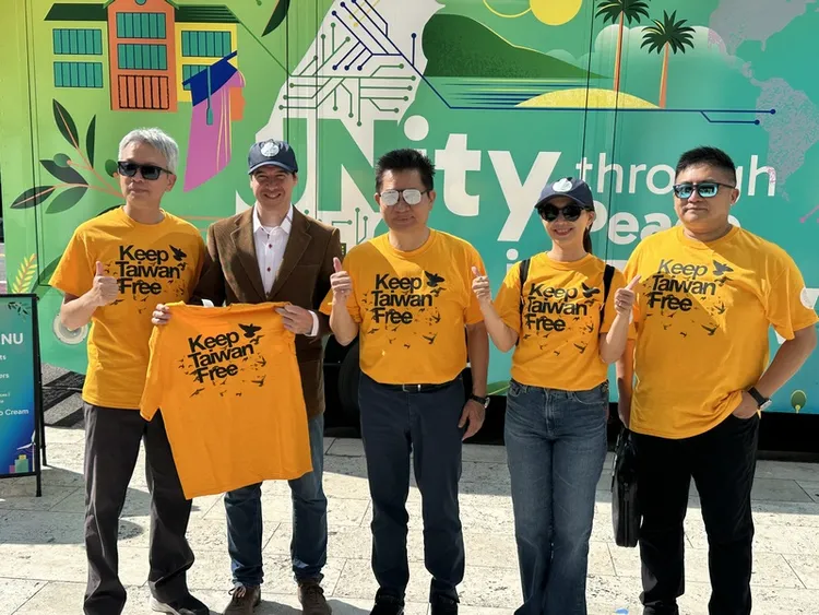 駐紐約辦事處長李志強（左1）、民眾黨立委吳春城（中）、民進黨立委張雅琳（右2）、國民黨立委吳宗憲（右1）與友邦巴拉圭官員等出席台灣入聯餐車活動。 中央社