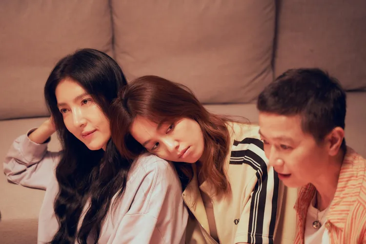 楊謹華（左起）、陳庭妮、謝瓊煖成閨蜜組。Netflix提供