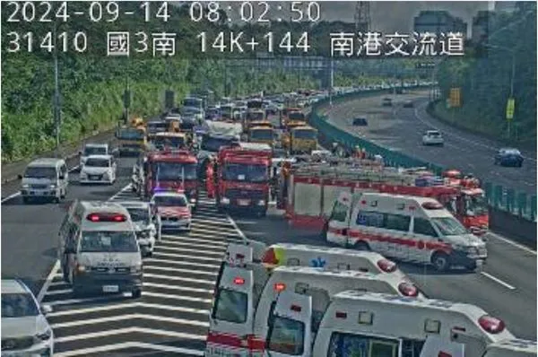 國3南下南港段「6車大追撞」傷亡不明。