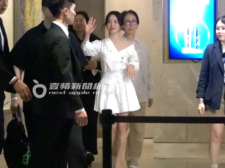 宋慧喬出席活動向記者打招呼。特勤中心攝