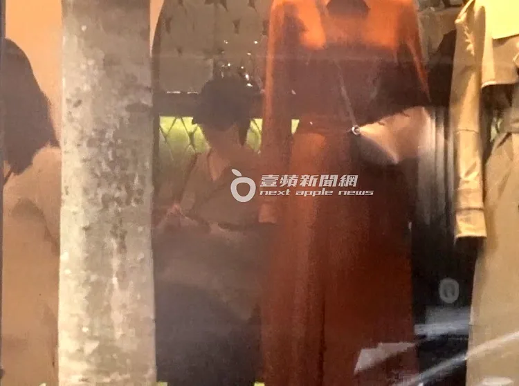 宋慧喬到大安區名人巷「CLUB DESIGNER」服飾店逛了10分鐘，帶著戰利品離開。特勤中心攝