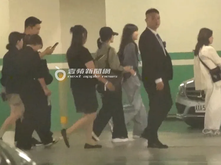 宋慧喬在工作人員陪伴下，走員工通道進去萬豪酒店吃美食。特勤中心攝