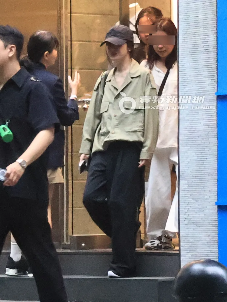 宋慧喬步出敦化南路上的「團團」服飾店。特勤中心攝