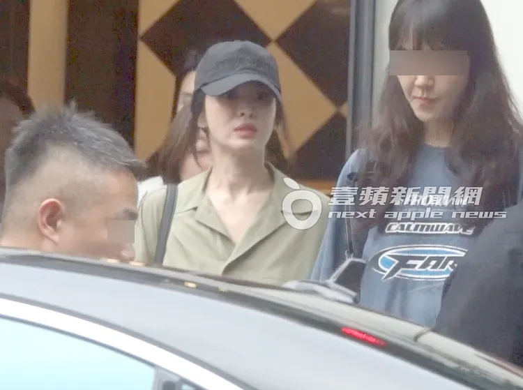 宋慧喬低調戴帽子，但圍在她身旁的工作人員陣仗大，還是引來眾人目光。特勤中心攝