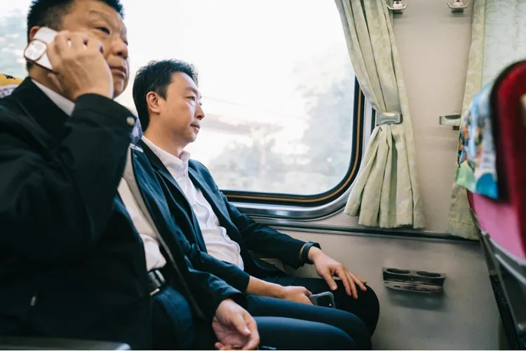 陳世凱（右）與台鐵董事長杜微搭乘自強號。陳世凱臉書
