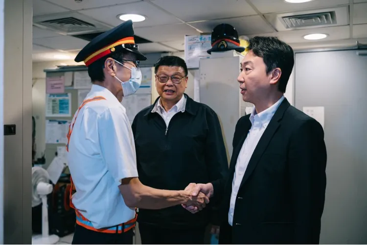 陳世凱（右）肯定副站長處理落軌事件得宜。陳世凱臉書