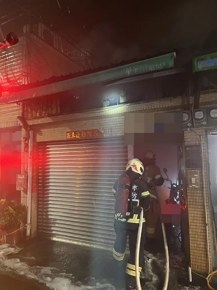 高雄鳳山區新安街凌晨這起民宅火警，就讀高中、國中的吳家兄弟救出時一度沒了呼吸心跳，送醫後弟弟救回，但哥哥宣告不治。民眾提供