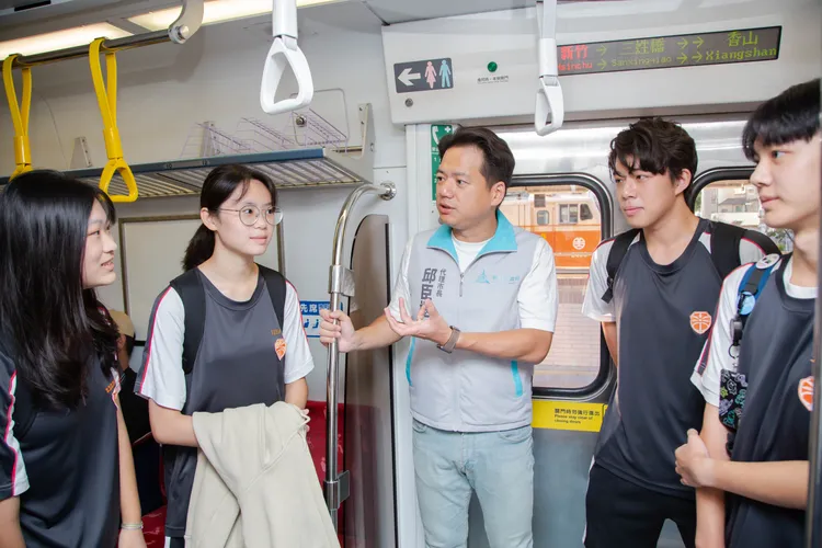 邱臣遠和香山高中學生一起搭火車。新竹市府提供