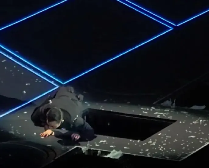 劉德華反應及時，才沒有整個人掉下去。翻攝新浪娛樂微博