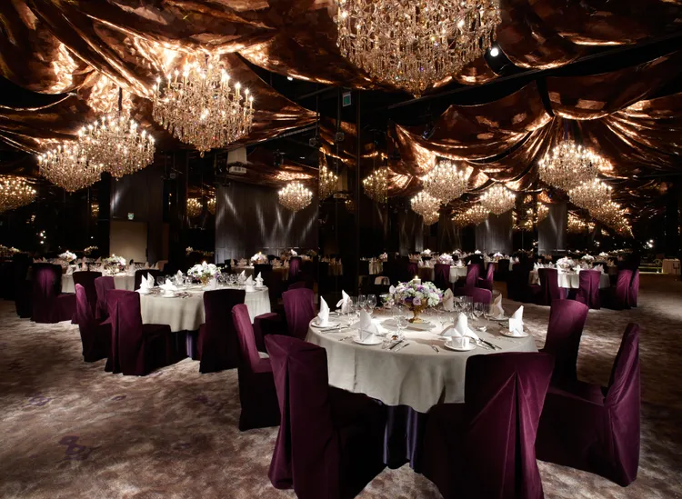 君品酒店於五樓宴會廳推出萬里蟹饗宴。業者提供