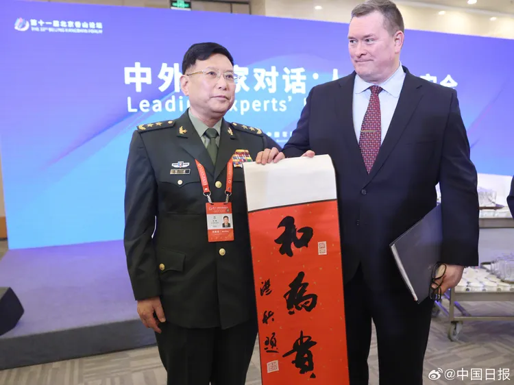 中國網友哀號，解放軍中將何雷（左）送「和為貴」給美方，有如是被看破手腳，不敢打了。翻攝微博/中國日報