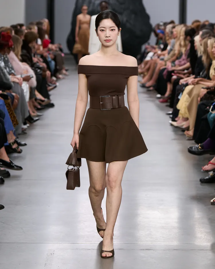 多賢換上平口洋裝首度走上紐約時裝周伸展台。品牌提供