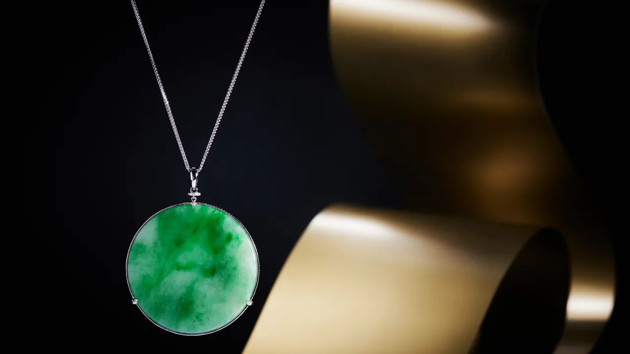 玉世家在中秋節應景端出秋月圓片翡翠墜飾。品牌提供
