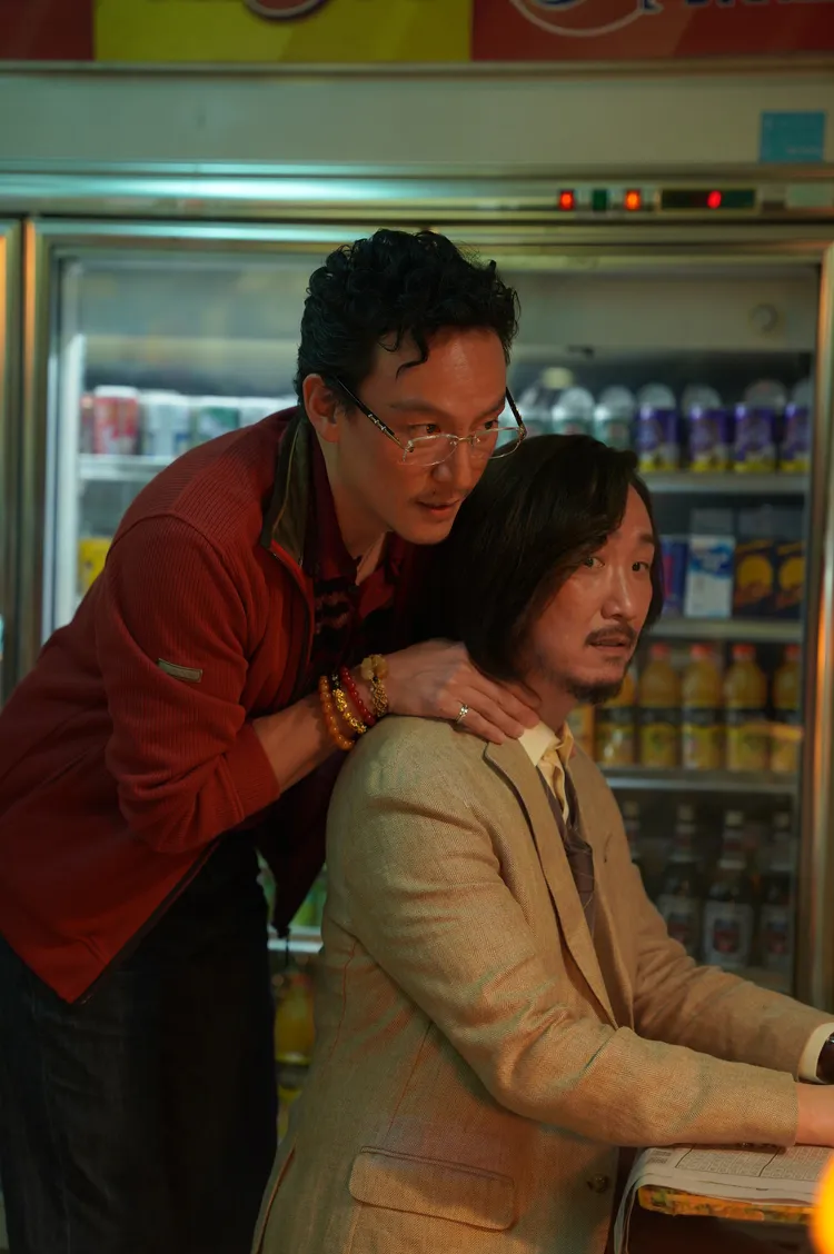 張震(左)搭檔鄭中基演出,嘗試搞笑的演出讓曾志偉誇讚「從影最佳表現」。華映娛樂提供。