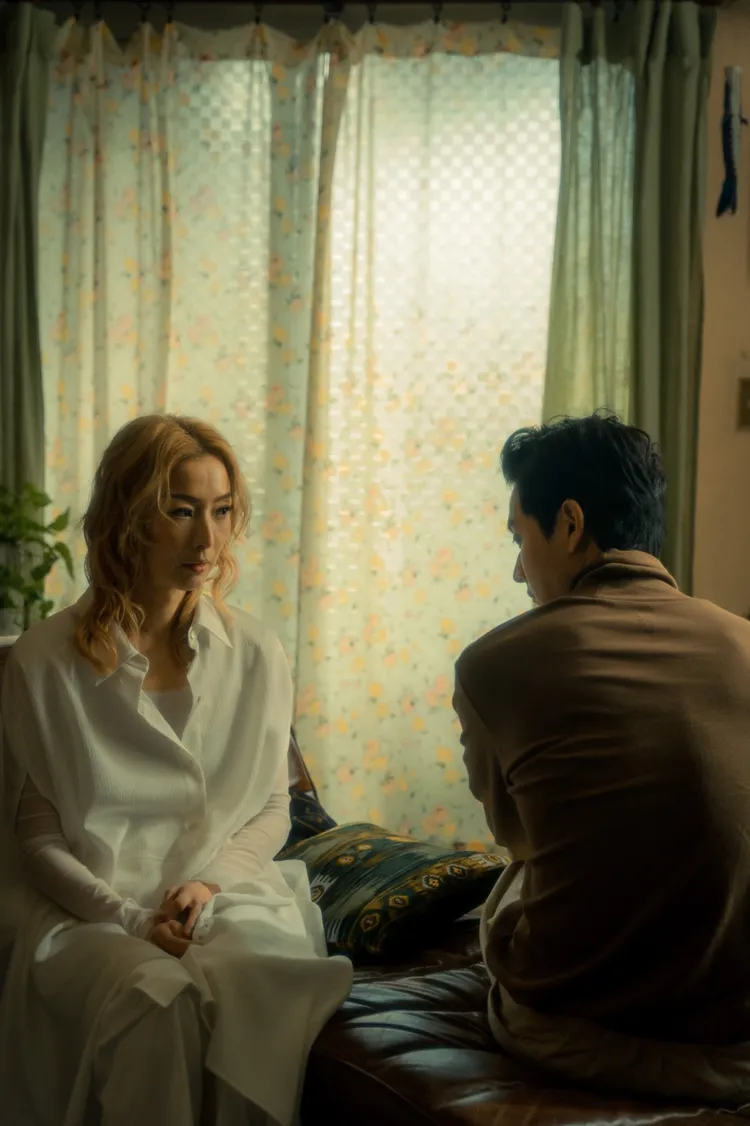 影視雙棲的鄭秀文（左）從影多年，第一次接拍台灣電影，在「愛情城事」與劉冠廷飾演夫妻。華映娛樂提供。