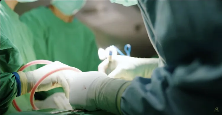 台大醫院外科部手術實況。五座森林Youtube頻道提供