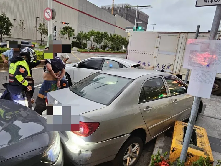 民眾見義勇為擋住嫌犯去路。民眾提供