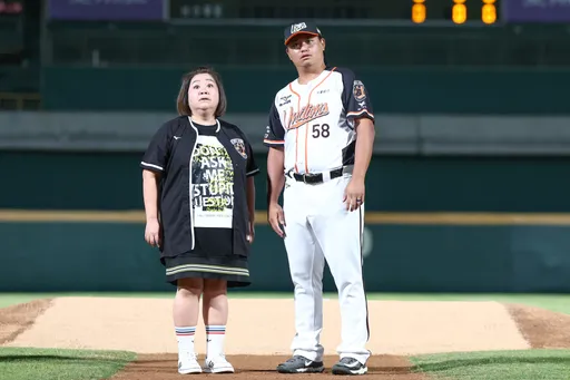 鍾欣凌和統一獅投手胡智爲「姊弟相認」了!她笑:還好不是相親