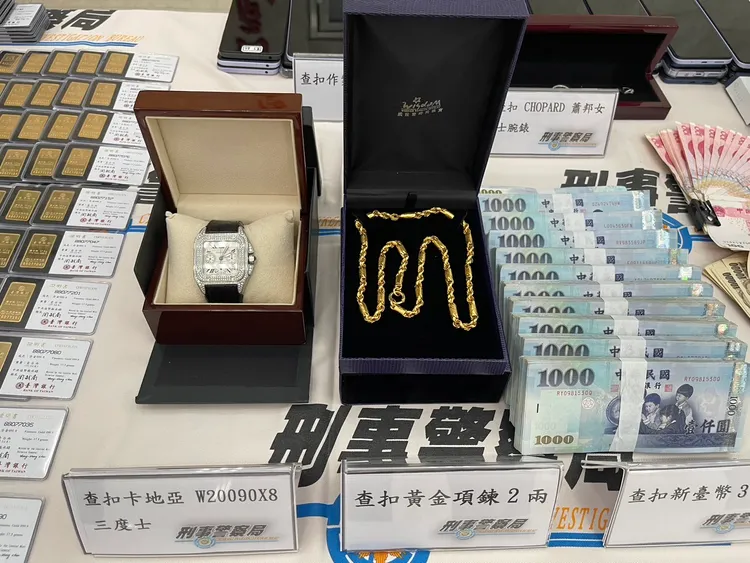 警方查扣名錶、現金。警方提供