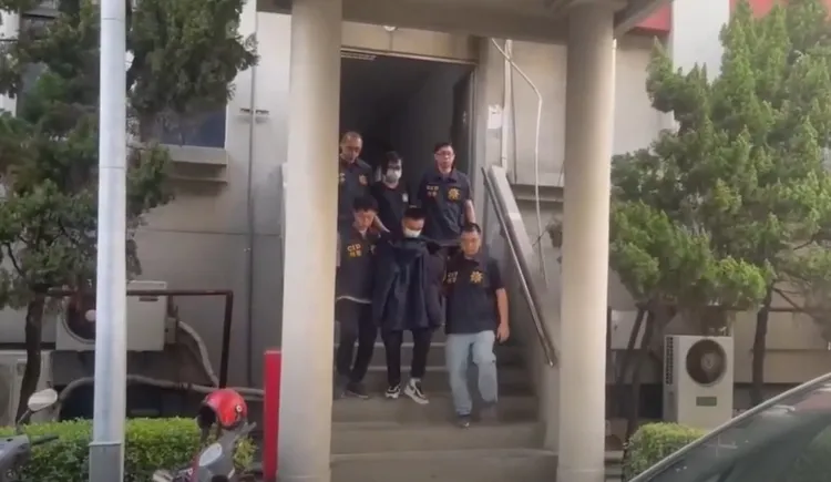 張姓銀行主管（前）送辦。警方提供