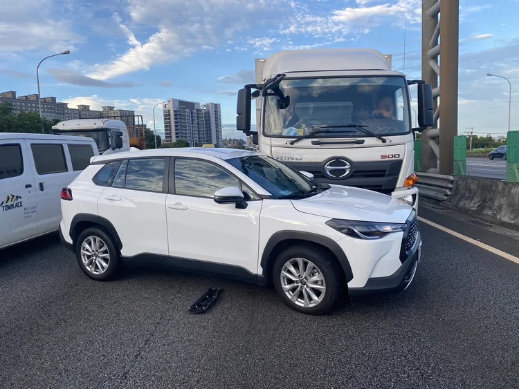 小客車遭追撞。國道警方提供
