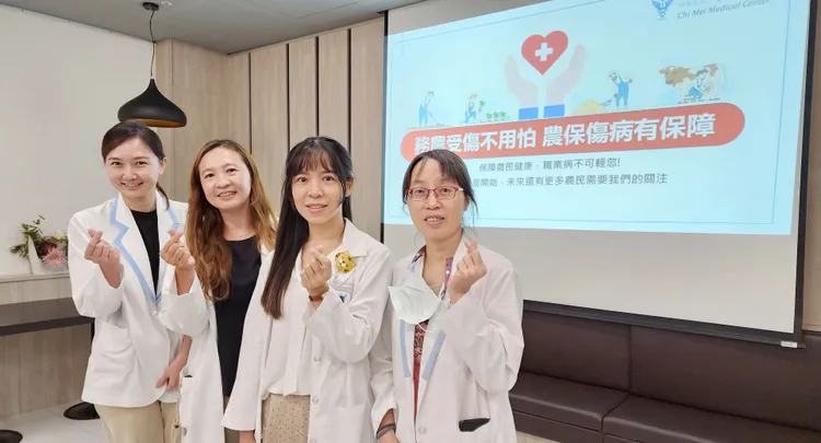 奇美醫院家庭醫學部主治醫師蘇若荃（右二）。奇美醫院提供